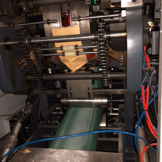 Sac de transport de papier de pain de nourriture d'achats de papier kraft brun de fond plat carré à grande vitesse entièrement automatique faisant la machine avec l'impression en ligne